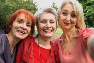Nejhorší barvy vlasů pro seniorky. Dokážou zbytečně přidat i 10 let - Médium.cz